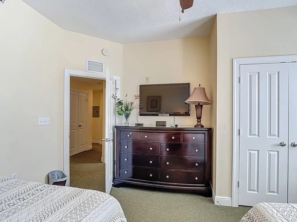 Bedroom with 2 Full Beds