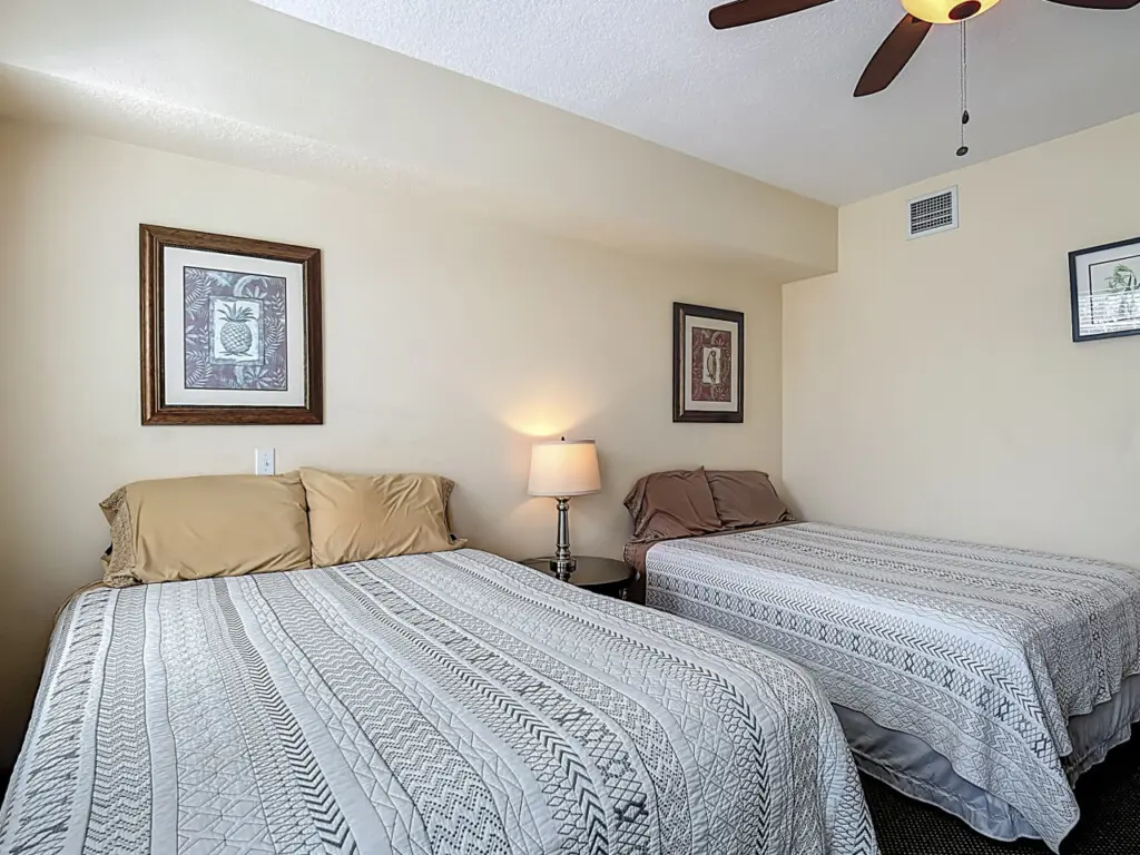 Bedroom with 2 Full Beds