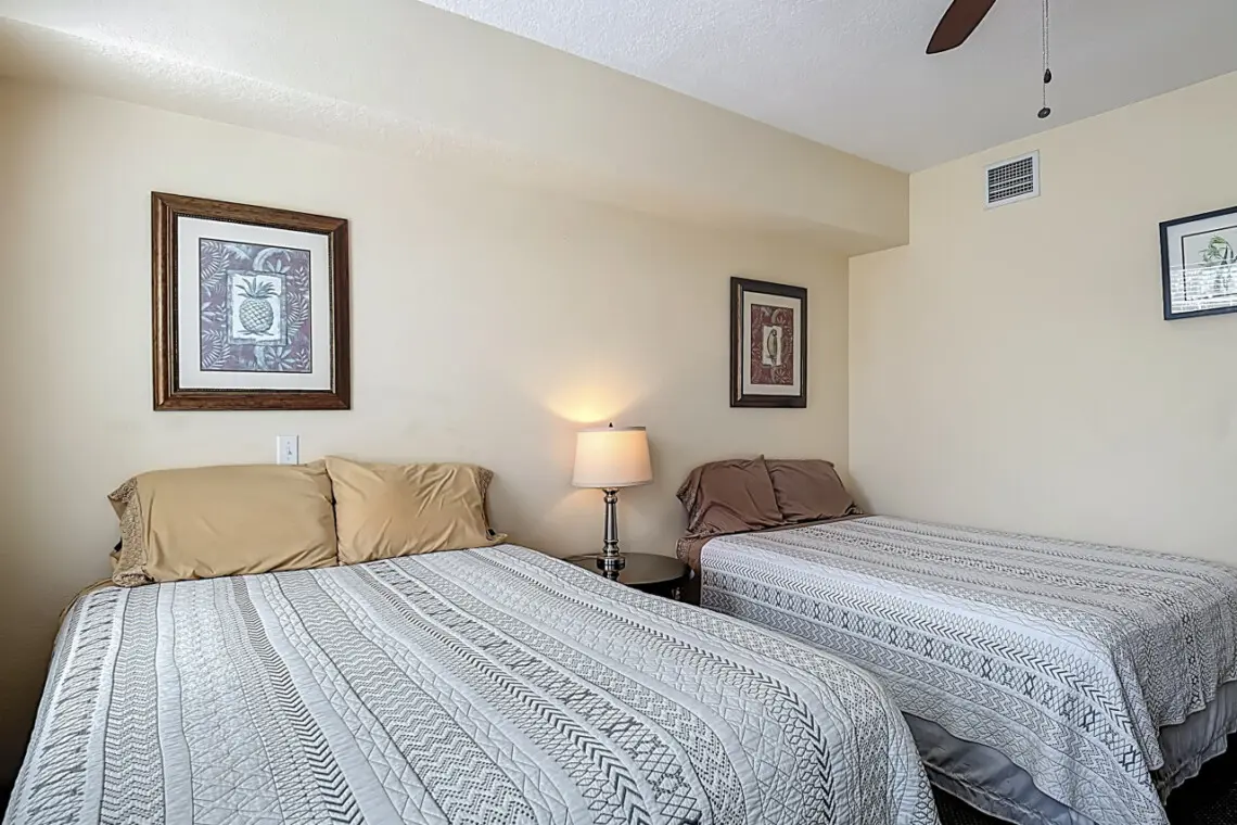 Bedroom with 2 Full Beds