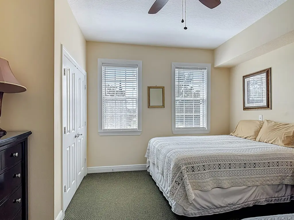 Bedroom with 2 Full Beds
