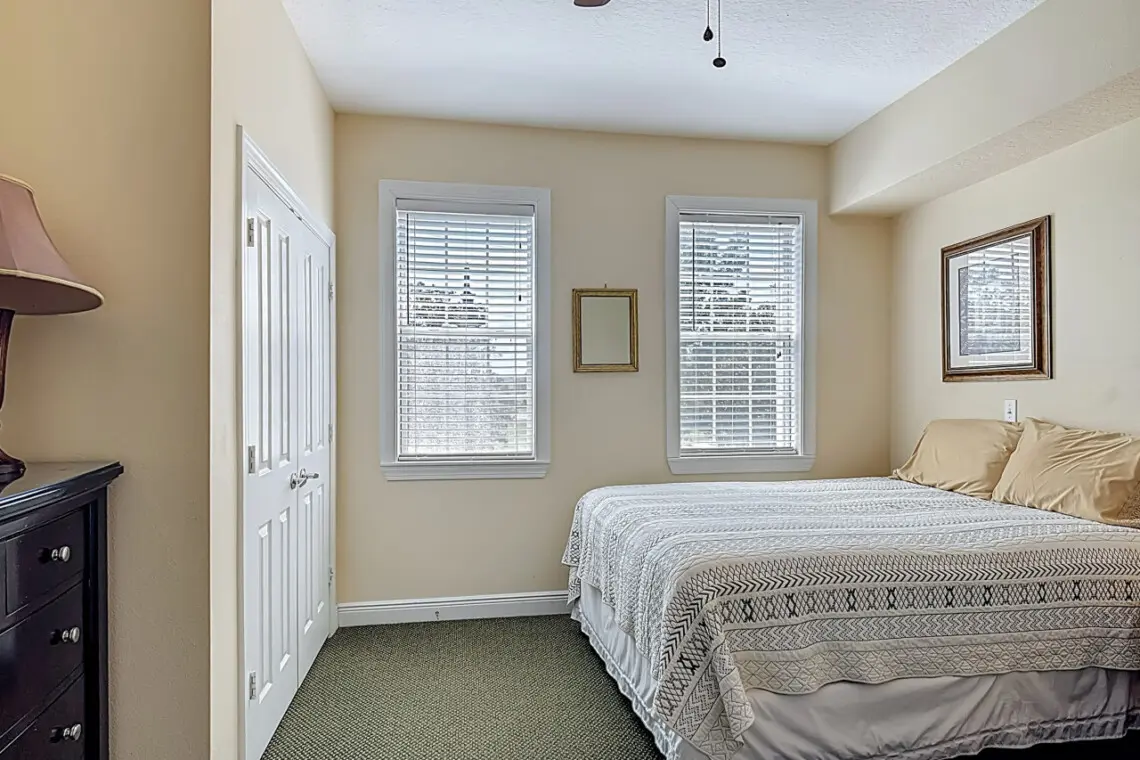 Bedroom with 2 Full Beds
