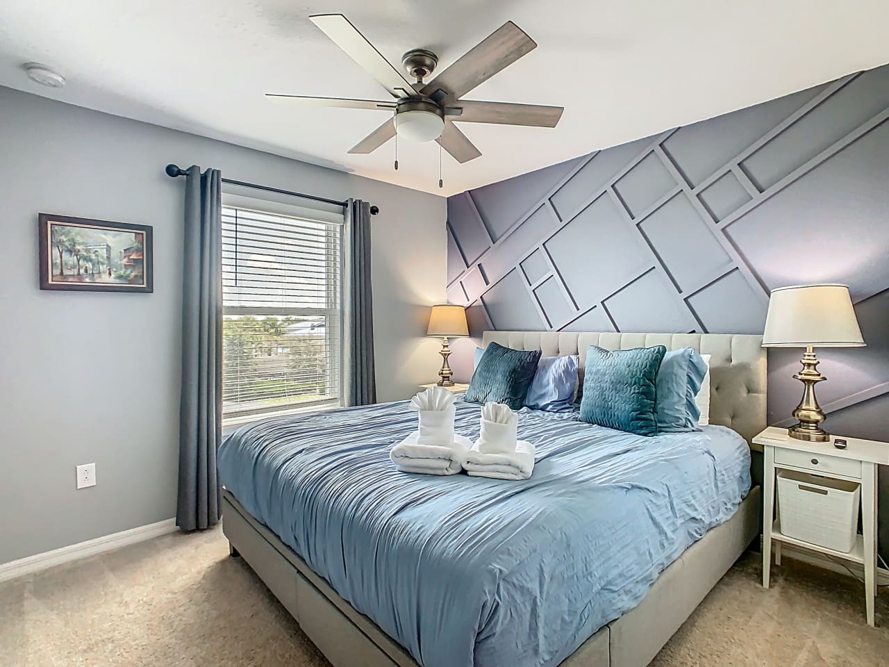 Bedroom with king bed and lamps